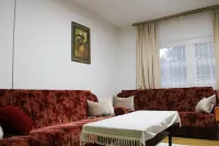 NANAs House- Entire Old House with private Yard