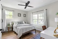 Charming 4-bedroom house, walkable to Downtown Georgetown Restaurants & Shopping