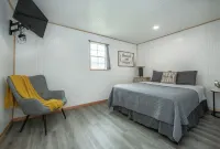 Modern Cottage Cabin, private area with pond, fishing nearby, swimming and more Hotels in Giard