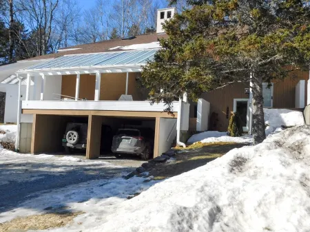 Mad River Valley Condo with Gourmet Kitchen, 2 Bedrooms, comfortably sleeps 6