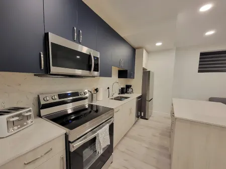 Spacious 2-Bedroom Brand New Residential Home Отели рядом с достопримечательностью «Университет Брендона»