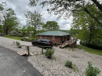 Peaceful Lakeside Retreat, Great for Groups, Dock, Parking, Blackstone, 8 Beds Hotels in Mercer County