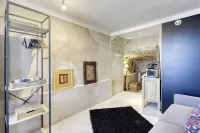 Village house in the heart of Gordes with breathtaking views of the Luberon Park