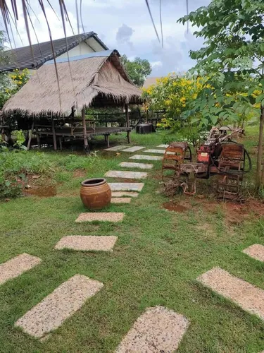 รูปภาพของห้องพักเตียงใหญ่แบบประหยัด มีแค่พัดลม และใช้ห้องน้ำด้านนอก