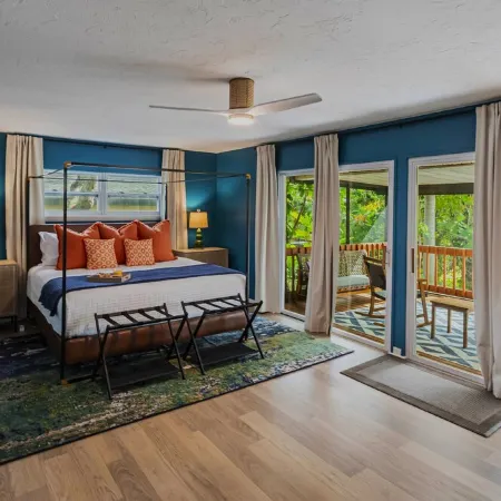 Sara Bay Base Camp: Private Tropical Oasis, Pool, Golf, Bocce, Firepit, PETS Hotels in Whitfield