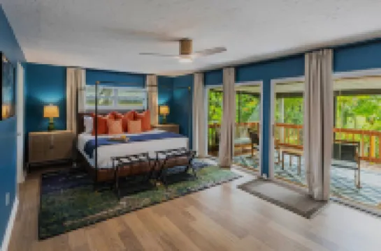 Sara Bay Base Camp: Private Tropical Oasis, Pool, Golf, Bocce, Firepit, PETS