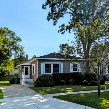 NEW LISTING charming 2 bedroom house walking distance to the beach and downtown