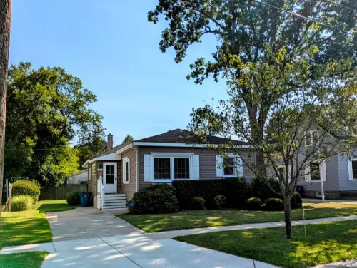 NEW LISTING charming 2 bedroom house walking distance to the beach and downtown