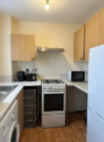 specious 1 Bed Apartment with parking & free  wifi 5 minute  Goodmayes station