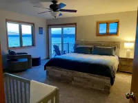 Waterfront Lake House with game room, private pier and kayaks in Lake Geneva