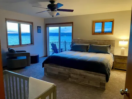 Waterfront Lake House with game room, private pier and kayaks in Lake Geneva