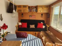 Custom tiny house with an awesome view.Close to Hamilton and Darby