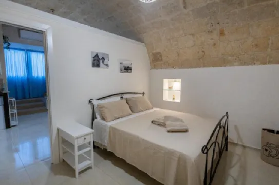 Stone-vaulted apartment in the very heart of the city's historic center.