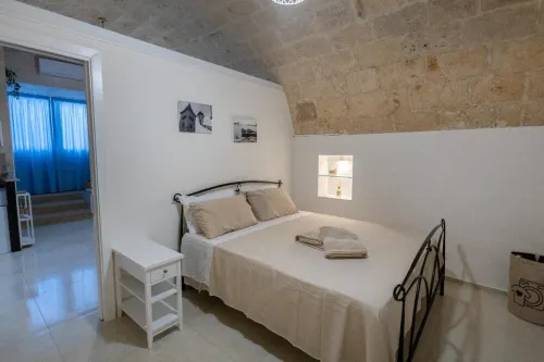 Stone-vaulted apartment in the very heart of the city's historic center.
