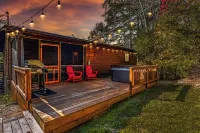 Private and Spacious Cabin with Hot Tub, Pool Table and Arcade