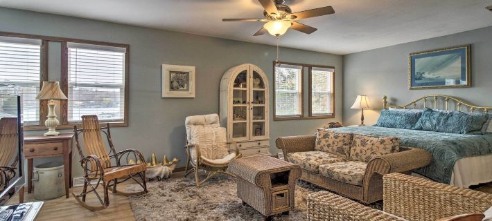 ‘Lily Pad’ Oasis w/ Dock on Lake of the Ozarks! Hotels in Morgan County