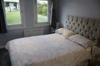 Modern cabin in residential area near 2 train stations with mainlines to London 차터하우스 플레이그라운드 주변 호텔