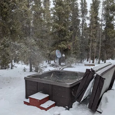 Spacious cabin with hot tub in a nicely treed area, close to many attractions
