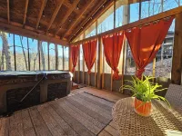 Cabin: Foliage, Hot Tub, Wi-Fi, Fireplace