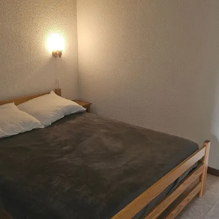 Mountain-view apartment sleeps 6