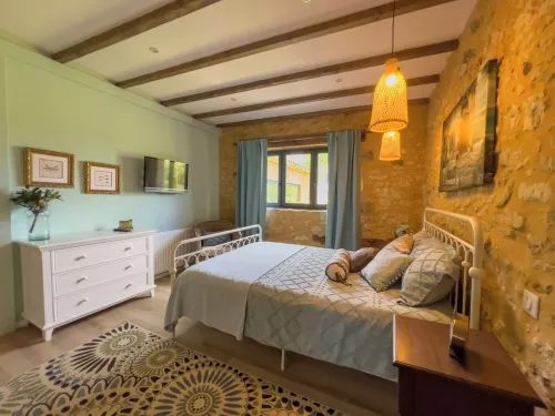 Beautiful Guesthouse on the Banks of the Dordogne River in a Tranquil Setting