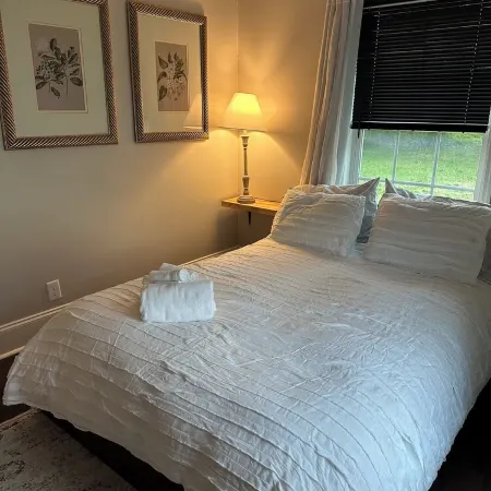 The Westfield - Cozy Downtown Greer Retreat