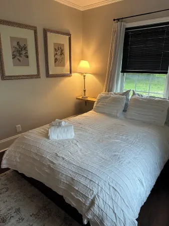 The Westfield - Cozy Downtown Greer Retreat Отели в г. Грир