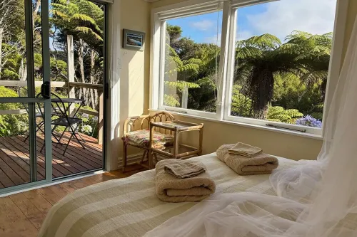 The Hidden House - A quiet studio space set amongst 73 acres of native forest. Hotels in Great Barrier Island