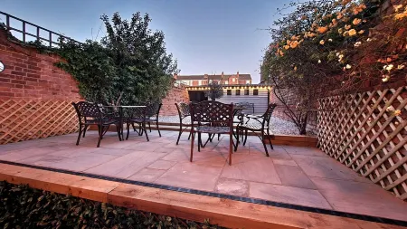 St. Michael's Town House - Elegant and Large home in the Heart of Gloucester Отели рядом с достопримечательностью «Колледж Хартпери Юниверсити энд Хартпери»