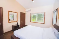 Steps from the Boom Oceanview فنادق في Aposentillo