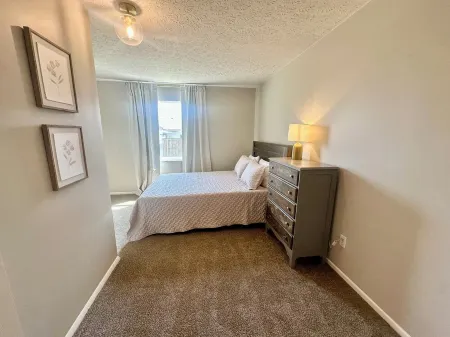 Charming 2-Bed House w/ King Bed & Garage in Grove City, Mins from 71 & Columbus