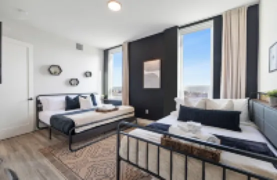 2BR, King Bd, Free Prkn, Gym, NYC View, 8min Train