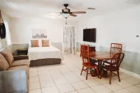 Charming studio with AC , WiFi, and 325 ft fishing pier with fishing lights.