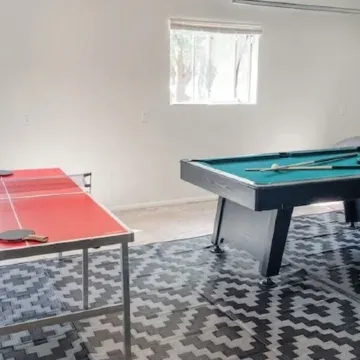 Walking distance to restaurants! Come enjoy our 3-bed cabin in Pine!