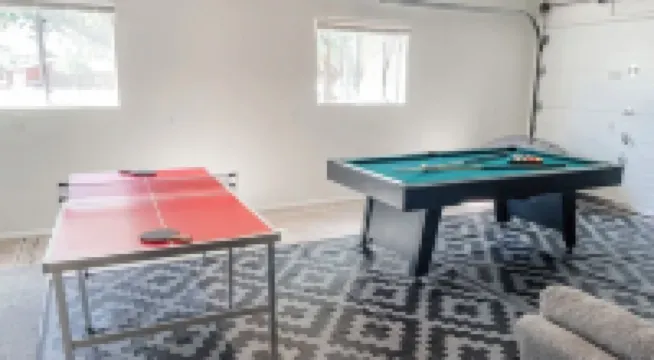 Walking distance to restaurants! Come enjoy our 3-bed cabin in Pine!