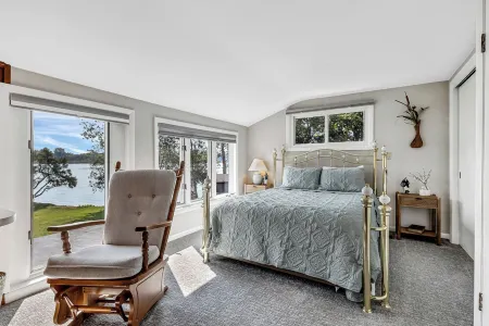 Cozy Lakefront Escape: Perfect for Seasonal Getaways & Large Groups