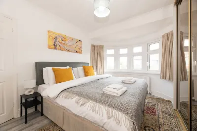 Spacious & Bright 4-Bed Family House + Parking Hotel in zona Welling