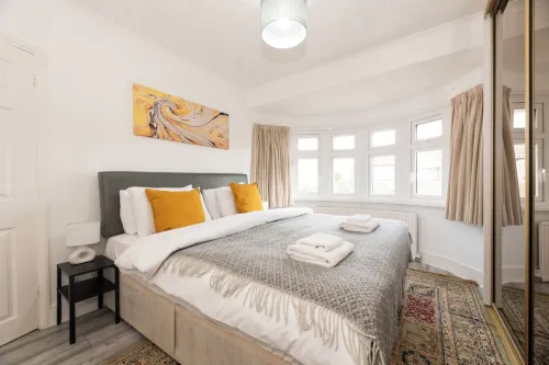 Spacious & Bright 4-Bed Family House + Parking