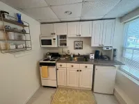 Adorable in-law studio w/private entrance-Minutes to downtown, 5 miles to beach!