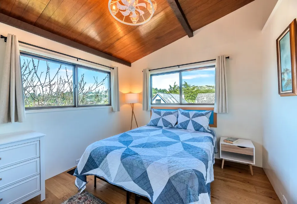 Gorgeous Coastal Cottage with Private Hot Tub in Bodega Bay