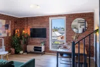 The Heritage Loft | City views + free parking Hotels in Brunswick
