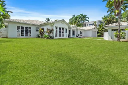 Da White Beachfront House Entertainer near Palm Cove Cairns Отели рядом с достопримечательностью «Kewarra Beach»