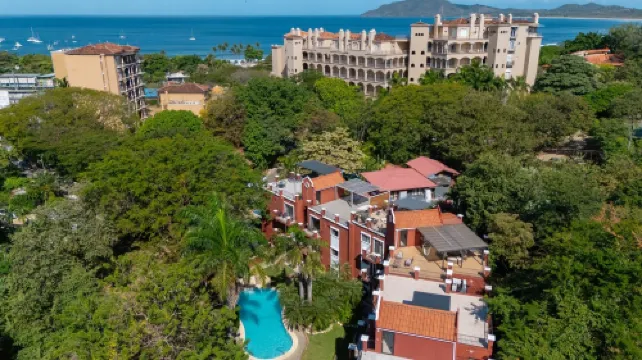 ¡A 1 Cuadra de la Playa! Apartamento en Condominio, Playa Tamarindo