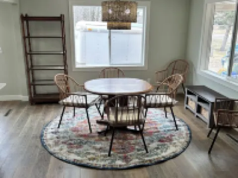 Charming 1-bedroom house in Chetek with WiFi, AC Hotels in Chetek