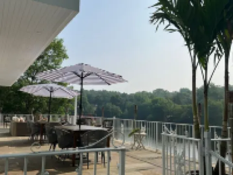 Lake house cozy to relax with a family. 6 bedroom very spacious house. Hotels in Trumbull