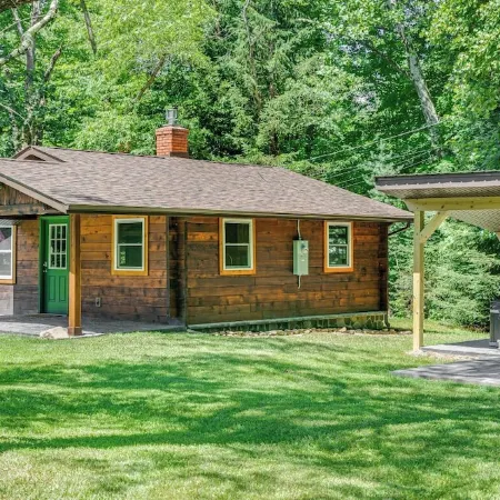 Cozy Log Cabin with Hot Tub