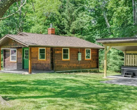 Cozy Log Cabin with Hot Tub Hotels in Donegal Township