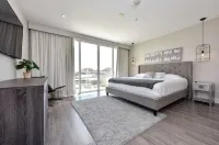 Condo 3 minute walk to palm beach and restaurants