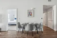 Luxury 1BR with pool, jacuzzi, free parking