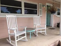 Beautiful Coastal Beach Home - 2 min walk to Beach- 4 bedroom 3 bath 2 masters! 냅튠 비치 호텔